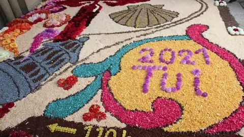 Alfombra realizada en el claustro de la Catedral de Tui el pasado 25 de julio del 2021. ARCHIVO. .