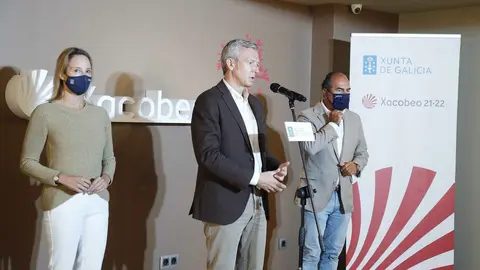 O vicepresidente primeiro da Xunta, Alfonso Rueda, destacou hoxe xunto a membros da xunta directiva do Clúster Turismo de Galicia, que o modelo de turismo tranquilo e de calidade contribuíu a que o mes pasado a comunidade recibise case o dobre de visitantes que o ano pasado.