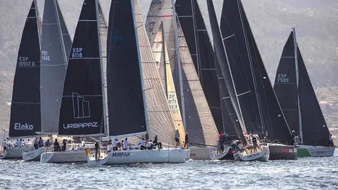 Los grandes barcos pudieron estrenarse hoy en el Trofeo Príncipe de Asturias. LALO R. VILLAR.
