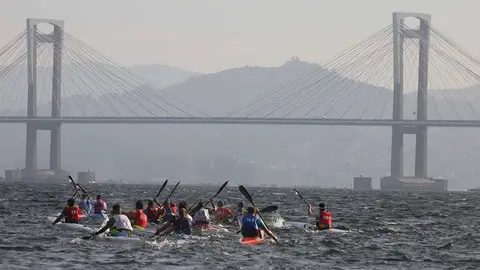 Los palistas rumbo a la baliza del Puente de Rande a 5.000 metros de la llegada. PEDRO SEOANE.