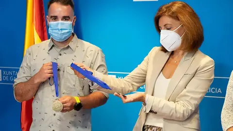 La conselleira de Medio Ambiente, Territorio y Vivienda, Ángeles Vázquez, se reunió esta mañana con el deportista gallego y el presidente de la Federación Galega de Pesca.