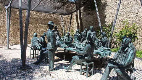 Grupo escultórico de escritores lusos en el Jardín de los Poetas, en Oeiras, Portugal. 
