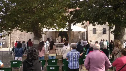 Files devotos asistiendo a la novena que comenzó el 30 de agosto en A Franqueira.