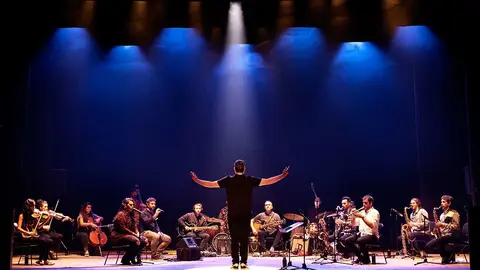 A orquestra galega de Liberación actuando no Teatro Principal.
