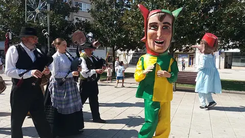 Xigantes e Cabezudos nas rúas pontereáns.