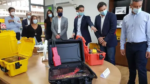 El secretario general de la Emigración, Antonio Rodríguez Miranda, junto a la directora de la Axencia Galega de Innovación (Gain), Patricia Argerey, el delegado de la Xunta en Pontevedra, Luis López Diéguez, y varios concejales de Sanxenxo visitaron las instalaciones de esta firma que acercar I+D+i a la comunidad gallega.