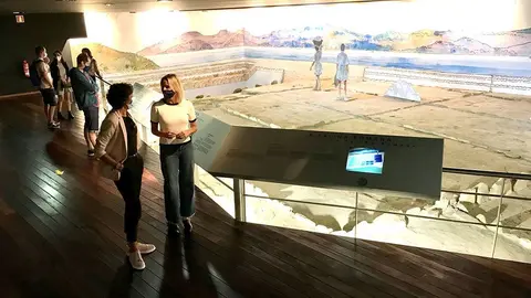 ―	O xacemento, cuxo funcionamento data dos séculos I-III d.c, conta cunha superficie expositiva superior aos 300 m2 que permite entender o funcionamento da instalación salineira e como os romanos producían o sal na superficie das cubetas .