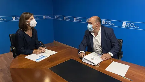 La conselleira de Medio Ambiente, Territorio y Vivienda, Ángeles Vázquez, al regidor pontevedrés, Horacio Gil.