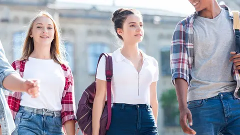 El verano es una época de cambio de hábitos, especialmente en la población adolescente e infantil: rutinas relajadas, más incremento de la comida calórica y el peso o las alteraciones del sueño son algunas de las consecuencias que la época estival deja entre los más jóvenes. La clave para volver con motivación y energía es marcar una rutina física, nutricional y de descanso..