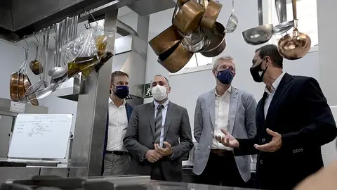 El vicepresidente primero de la Xunta, Alfonso Rueda, y el conselleiro de Sanidad, Julio García Comesaña, firmaron hoy con el Clúster Turismo de Galicia y las 4 asociaciones provinciales de hostelería el plan que servirá de guía para los próximos meses con independencia de la situación epidemiológica de cada ayuntamiento.