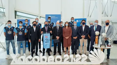 O titular do Goberno galego, Alberto Núñez Feijóo, acompañado polo secretario xeral para o Deporte, José Ramón Lete Lasa, recibe ao presidente, ao equipo técnico e aos xogadores do Club Baloncesto Río Breogán de Lugo. Cidade da Cultura.