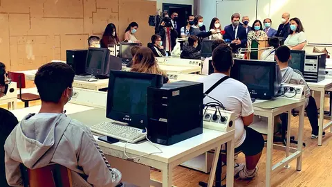 El ministro de Educaci&oacute;n, Tiago Brand&atilde;o Rodrigues, visita la Escola Secund&aacute;ria do Cerco en la inauguraci&oacute;n del a&ntilde;o escolar, Oporto.