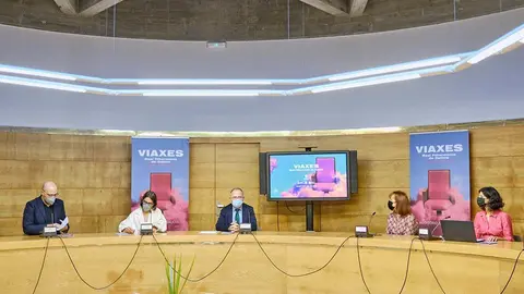 Ao acto asistiron o alcalde de Santiago, Xosé A. Sánchez Bugallo; a concelleira de Acción Cultural do Concello de Santiago, Mercedes Rosón; a xerente do Consorcio de Santiago, Belén Hernández; o director titular e artístico da RFG, o mestre Paul Daniel -vía vídeo-; a directora técnica da RFG, Sabela García; xunto ao director-xerente do Auditorio de Galicia, Xaquín López.