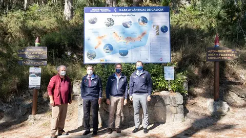 El titular del Goberno gallego, Alberto Núñez Feijóo, acompaña al comisario de Medio Ambiente, Océanos y Pesca de la Comisión Europea, Virginijus Sinkevicius, e al ministro de Agricultura, Pesca y Alimentación, Luis Planas, a visitar el Parque Nacional Marítimo Terrestre das Illas Atlánticas de Galicia.