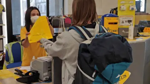 Correo se suma al Día Mundial de la Limpieza y al aniversario de los Objetivos de Desarrollo Sostenible (ODS) de las Naciones Unidas a través de esta campaña que promueve la conservación de la Ruta Jacobea.