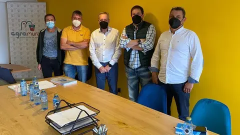 O director xeral de Gandaría, Agricultura e Industrias Agroalimentarias, acompañado por persoal da Fundación Juana de Vega, presentou a ferramenta aos socios de Agromuralla.