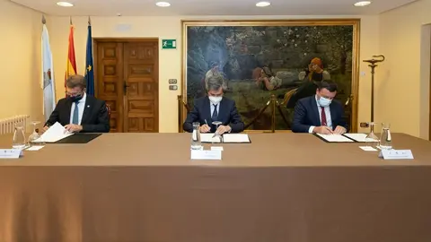 O titular da Xunta, Alberto Núñez Feijóo, acompañado polo vicepresidente primeiro e conselleiro de Presidencia, Xustiza e Turismo, Alfonso Rueda, participa no acto de apertura da XXIII Edición da Escola de Verán do Poder Xudicial. No Salón Noble do Pazo de Mariñán. Bergondo (A Coruña).