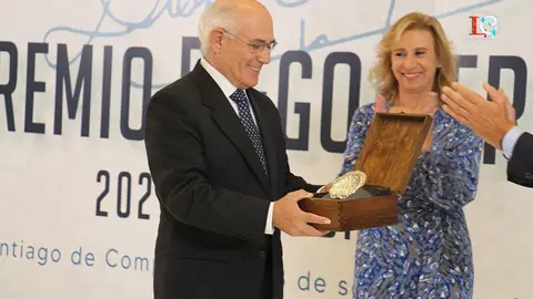 Arturo Maneiro recibe el premio Diego Bernal. 
