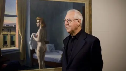 Tomás Lloréns fue director fundacional del Institut Valencià d’Art Modern (IVAM) y director del Museo Reina Sofía, en su transición de centro de arte a museo nacional, antes de convertirse en conservador jefe del Museo Thyssen. 