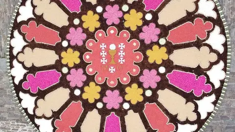 La alfombra de flores reproducirá el Rosetón de la Puerta Occidental de la Catedral de León. 