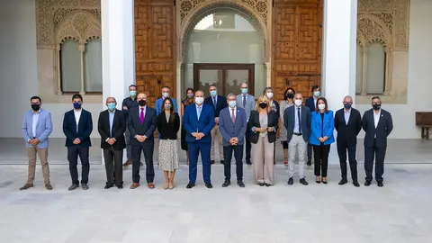 Galicia continúa potenciando las políticas públicas pioneras, como las casas nido o las casas del mayor, ambas con la finalidad de restaurar el equilibrio en las zonas poco pobladas.