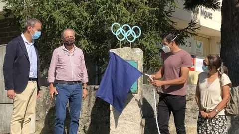 O propio deportista foi o encargado de redescubrir a placa na que se recollen os oito deportistas tudenses que participaron nuns Xogos Olímpicos.

