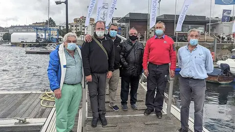 Los Comités de Regatas y Organizador en el muelle de Sada, tras la decisión. PEDRO SEOANE.