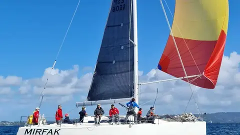 Mirfak cruzando la línea de llegada en Sada. MONTSERRAT OLIVA. 