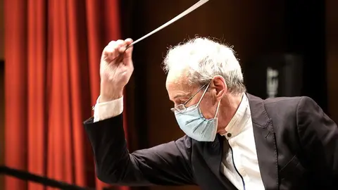 Paul Daniel dirigirá dos conciertos, este jueves en Santiago y el viernes en Ferrol.