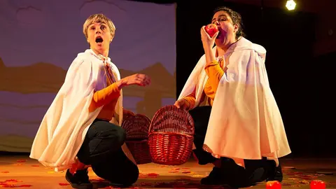 Iria Pinheiro e Areta Bolado interpretan esta peza teatral dirixida a público infantil.