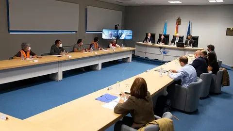 El vicepresidente segundo y conselleiro de Economía, Empresa e Innovación, Francisco Conde, y la conselleira de Empleo e Igualdad, María Jesús Lorenzana, acudieron a la primera reunión de la mesa industrial de Vestas, a la que también asistieron representantes del Estado, de la compañía, del comité de empresa y de los sindicatos.