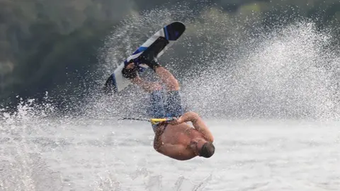 El compostelano Alvaro Montes del Dumies Ourense en plena figura, especialidad de la que es campeón de España 2. JACOBO PEREIRA. 