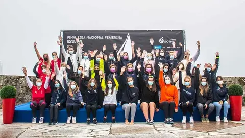 Saludo de las participantes de la Liga Nacional Femenina de Vela 2021. © ROSANA CALVO.