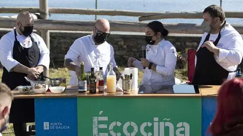 Paula Martínez y Lolo Mosteiro, de A Artesa da Moza Crecha y Miguel Mosteiro, de Gastrolab
Arousa, fueron los encargados de dar ejemplo con una muestra de cocina de proximidad.