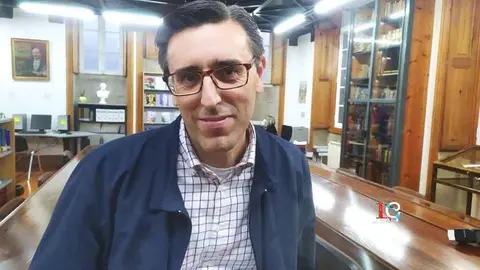 El crítico de cine Claudio Sánchez de la Nieta, durante la entrevista de DL-G, en la Biblioteca de Artes y Oficios, en Vigo. 