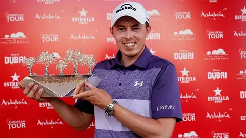 El inglés Matthew Fitzpatrick posa con el trofeo después de ganar el Estrella Damm N.A. Andalucía Masters en el Real Club Valderrama, Cádiz. ÁNGEL MARTÍNEZ/GETTY IMAGES.