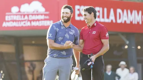 Jon Rahm y Rafa Cabrera Bello, en el hoyo 18 del Real Club Valderrama. © REAL CLUB VALDERRAMA. 