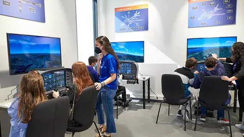 . Las Aulas Newton encajan particularmente bien en zonas rurales, y permiten que los estudiantes perfeccionen sus habilidades en materias STEM bajo la supervisión de profesores especializados.