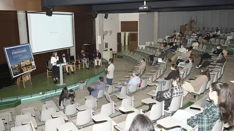 A Coruña
A conselleira de Medio Ambiente, Territorio e Vivenda, Ángeles Vázquez, acompañada polo delegado territorial da Xunta na Coruña, Gonzalo Trenor, participan nun encontro con alumnos da Escola de Arte e Superior de Deseño Pablo Picasso para presentar os avances da Guía de boas prácticas sobre deseño e instalación de cartelería comercial.