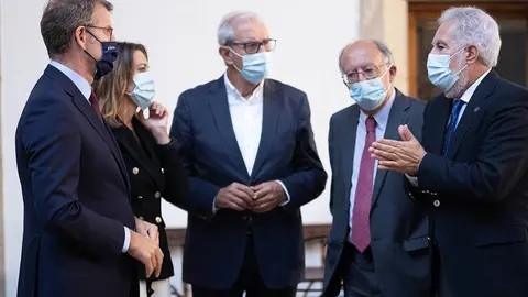 O titular do Goberno galego, Alberto Núñez Feijóo, participa cos ex-presidentes da Xunta de Galicia Fernando González Laxe e Emilio Pérez Touriño, na mesa redonda Estado autonómico e evolución política e social: o caso de Galicia no marco da Xornada Galicia. Corenta anos de autonomía (1981-2021) que organiza a Escola Galega de Administración Pública (EGAP). Hostal dos Reis Católicos, Santiago de Compostela.