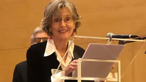 Marina Mayoral durante su intervención, al recoger el premio José Luis Alvite que otorga la Asociación de Periodistas de Galicia. 