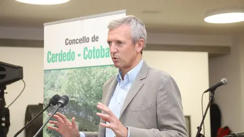 La Xunta apuesta por los servicios públicos compartidos y destinará el próximo año 1,5 millones de euros al fondo adicional de fusión de ayuntamientos del Fondo de Cooperación Local, una partida de la que se beneficiará el ayuntamiento de Cerdedo-Cotobade, fusionado en el año 2017, y el de Oza-Cesuras, fusionado en el año 2013.
Con esta consignación, que figura en el anteproyecto de los Presupuestos 2022 de la Xunta, el Gobierno gallego ratifica su apuesta por la gestión compartida de servicios en la que Galicia fue pionera y que está siendo imitada por otras comunidades autónomas, lo que, según el vicepresidente primero, Alfonso Rueda, confirma que “Galicia va por el buen camino”.
Alfonso Rueda destacó las ventajas del modelo en la inauguración del centro sociocultural de la parroquia de Tenorio, en Cerdedo-Cotobade, que se benefició de más de 618.000 euros del reparto del fondo adicional para fusiones de ayuntamientos del Fondo de Cooperación Local que gestiona la Dirección General de Administración Local, dependiente de la Vicepresidencia Primera de la Xunta de Galicia.
El objetivo del fondo adicional para fusiones de ayuntamientos es mejorar las condiciones de vida de su vecindario y, al mismo tiempo, reducir los costes en la prestación de servicios. Estas aportaciones tienen un carácter no finalista y podrán ser aplicadas por los ayuntamientos para la financiación de gastos de naturaleza productiva o generadora de empleo, para obras o servicios, gastos de personal, gastos corrientes en bienes y servicios, amortización de deuda o cualquier otro gasto o inversión acorde con las competencias municipales.
Cerdedo-Cotobade recibió más de 4 millones de euros de esta partida en los últimos cuatro años, después de que en el año 2017 se acordase la fusión de Cerdedo y de Cotobade en un solo municipio, lo que permitió no solo mejorar los servicios y ahorrar costes en su gestión, sino también obtener fondos complementarios para mejorar la calidad de vida de los vecinos.
La Xunta de Galicia seguirá apoyando a todos aquellos ayuntamientos gallegos que opten por compartir servicios y, de hecho, en las convocatorias de ayudas prima los proyectos mancomunados. Además, el Gobierno gallego va a realizar un estudio sobre los procesos de fusión para hacer balance de resultados de las iniciativas puestas en marcha tanto en Cerdedo-Cotobade como en Oza-Cesuras.