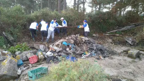 Más de 300 personas participaron en las dos actuaciones de limpieza enmarcadas dentro de esta nueva acción del programa PLANCTON en el que se han extraído  ya más de 18 toneladas de basuras marinas.