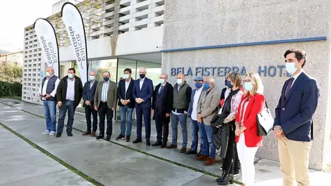 O vicepresidente económico e conselleiro de Economía, Empresa e Innovación, Francisco Conde, entregou esta mañá o distintivo ao complexo da Costa da Morte.