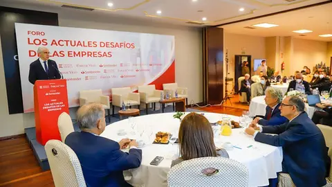 O vicepresidente económico e conselleiro de Economía, Empresa e Innovación, Francisco Conde, participou esta mañá en Vigo no foro 'Actuais desafíos das empresas'.