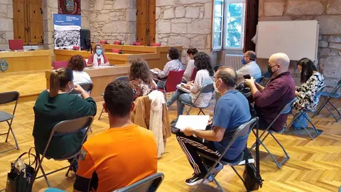 A alcaldesa e responsable de Ensino, Cristina Fernández Davila, mantivo un encontro participativo cos centros educativos para falar da programación de actividades a realizar ao longo deste curso escolar. 