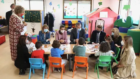 Felipe y Letizia junto a alumnos y autoridades durante su visita al taller de Robótica, © Casa de S.M. el Rey
