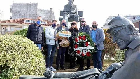 A ofrenda floral desenvolveuse a pé do monumento do escritor na praza do Castro de Vilanova de Arousa.