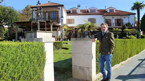 Una vista de la parte noble del hotel Pazo do Río y de su propietario, Francisco Canabal López. 