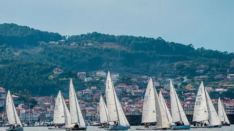 La flota de J80 de Baiona será preparada por el entrenador olímpico Carlos Llamas. © ROSANA CALVO. 